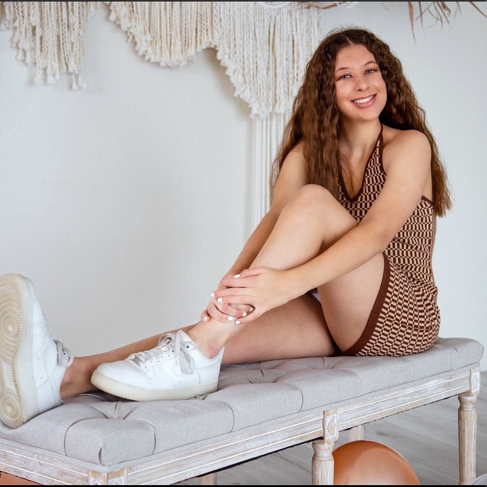 Hi! My name is alexis! I love to take pics and style clothes! Excited to sell!